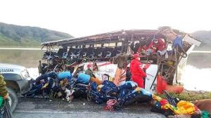 24 de morţi, 15 răniţi, un camion a făcut praf un autocar, în Bolivia (video)