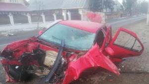 Accident groaznic la Vicovu de Jos, doi oameni inconştienţi, maşina făcută praf