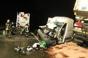 Imagini groaznice în Germania, un şofer român strivit în camionetă, după ce a intrat într-un TIR