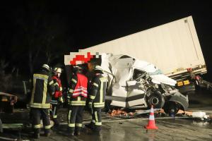 Imagini groaznice în Germania, un şofer român strivit în camionetă, după ce a intrat într-un TIR