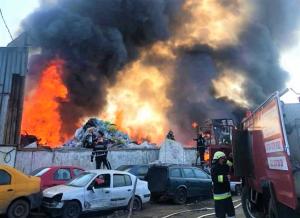 Imagini dramatice de la incendiul devastator din Afumaţi. Bucureştenii, sfătuiţi prin Ro-Alert să stea în case (Video)
