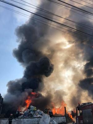 Imagini dramatice de la incendiul devastator din Afumaţi. Bucureştenii, sfătuiţi prin Ro-Alert să stea în case (Video)