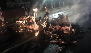 Un BMW a ars complet, după ce şoferul a depăşit neregulamentar şi a omorât un om nevinovat, în Prahova