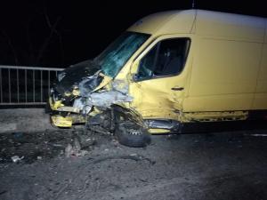 Un BMW a ars complet, după ce şoferul a depăşit neregulamentar şi a omorât un om nevinovat, în Prahova