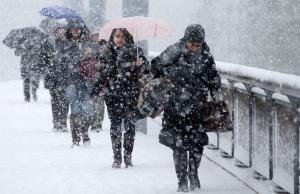 Vremea rea loveşte România, de vineri seară. Revin ninsorile şi viscolul, iar temperaturile scad dramatic