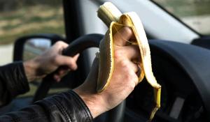 Şofer amendat cu 80 de euro pentru că mânca o banană în timp ce conducea