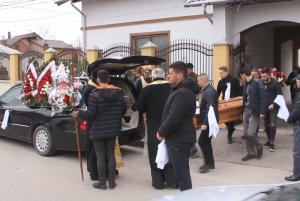 Imagini cutremurătoare la înmormântarea Valentinei, fata incendiată de fostul iubit, la Buzău