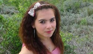 Ioana Condea, condusă pe ultimul drum. Tânăra a fost înmormântată acasă, într-un sicriu alb (Video)