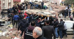 Clădire prăbuşită în Istanbul. Cel puţin un mort, mai mulţi oameni au fost prinşi sub dărâmături