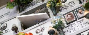 Şase români au făcut prăpăd într-un cimitir din Italia. Au distrus mormintele, au rupt crucile şi au furat tot ce au prins