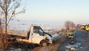 Accidentul cu doi morţi de la Sasca Nouă, provocat de explozia unui cauciuc al microbuzului care se ducea în Italia