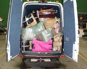 Români care au ascuns 8 afgani într-un microbuz plin cu bagaje, ca să îi aducă în Marea Britanie, condamnați