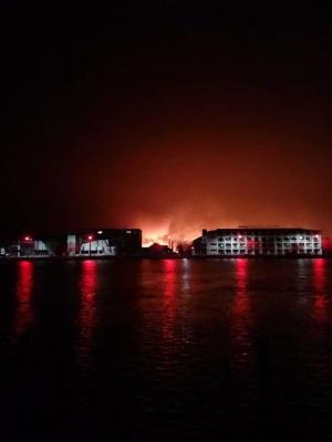 Arde Delta Dunării. Imagini terifiante de la Sulina, oraşul care e înconjurat de flăcări (video)
