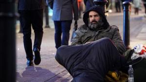 Un bărbat a dormit două luni pe străzi ca să afle cât câștigă un cerșetor