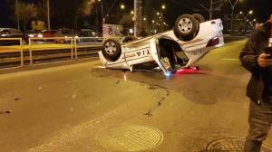 Mașină de poliție în misiune răsturnată în București, în intersecție, după un accident grav