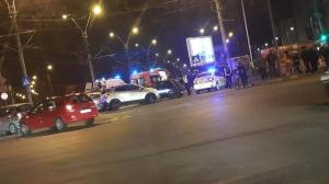 Mașină de poliție în misiune răsturnată în București, în intersecție, după un accident grav
