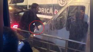 Tânăr cu un pistol în mână, filmat în traficul din Bucureşti, încercând să scoată un şofer din maşină (Video)