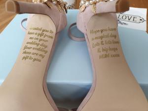 O mamă răpusă de cancer a lăsat un mesaj în pantofii de mireasă ai fiicei sale