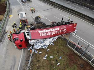 Un şofer maghiar de TIR a intrat în plin în camionul unui român, în Austria, şi l-a răsturnat