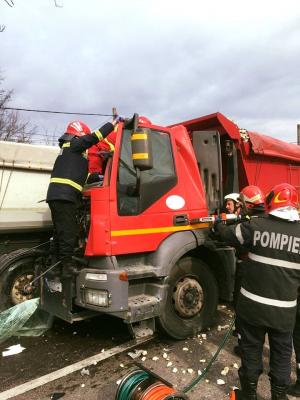 Şoferul de TIR rămas încarcerat la Stâlpeni şi-a sunat soţia, după impact: "Draga mea, am făcut accident"