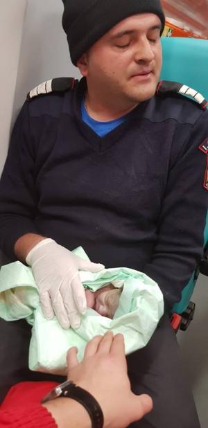 Trei pompieri au adus pe lume un băieţel, la Ţipar, în Arad, în autospeciala SMURD: "Opreşte că naşte!"