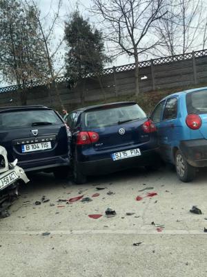 Un BMW de lux depăşea neregulamentar, un şofer făcea stânga fără să se asigure, opt maşini distruse, la Cluj