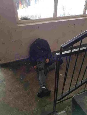 Tineri drogaţi terorizează o scară de bloc din Botoşani. Oamenii nu mai ies din case