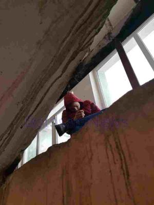 Tineri drogaţi terorizează o scară de bloc din Botoşani. Oamenii nu mai ies din case