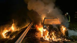 Bateria unui Mercedes explodează când pompierii stingeau bolidul aprins, pe o autostradă din Germania