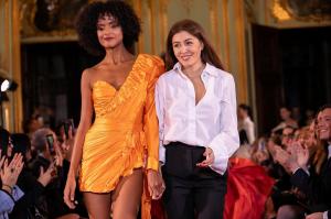 Expoziție de haine românești în inima Parisului