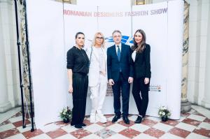 Expoziție de haine românești în inima Parisului