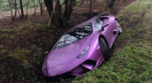 Lamborghini de 300 de mii de Euro abandonat într-un șanț, după un accident, în Londra