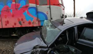 Maşină spulberată de un tren la Grădiştea în Dolj. Şoferul a murit pe loc după ce a forţat trecerea