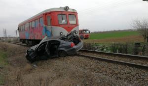 Maşină spulberată de un tren la Grădiştea în Dolj. Şoferul a murit pe loc după ce a forţat trecerea