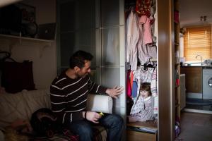O familie de români cu două fetiţe mici vrea să plece din Anglia, din cauza ostilităţii provocate de Brexit