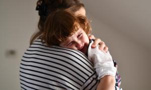 O familie de români cu două fetiţe mici vrea să plece din Anglia, din cauza ostilităţii provocate de Brexit