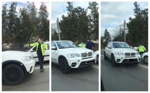 Şoferul unui BMW X5 goneşte cu aproape 200 de km/h, fugărit de poliţişti, opreşte abia când oamenii legii scot pistolul (Video)