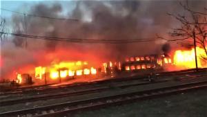 Incendiu puternic în gara din Oraviţa, 4 vagoane ard cu flăcări uriaşe (Video)