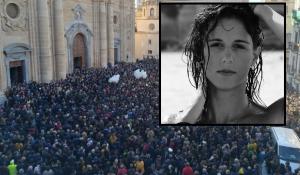 Imagini cutremurătoare la înmormântarea Nicoletei, românca ucisă sălbatic în Italia, apoi incendiată