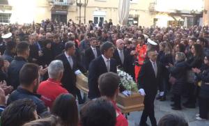 Imagini cutremurătoare la înmormântarea Nicoletei, românca ucisă sălbatic în Italia, apoi incendiată