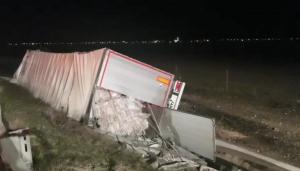 Şoferul de microbuz spulberat de TIR pe autostradă, lângă Timișoara, a fost decapitat şi aruncat 50 de metri, după impact (Video)