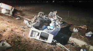 Şoferul de microbuz spulberat de TIR pe autostradă, lângă Timișoara, a fost decapitat şi aruncat 50 de metri, după impact (Video)