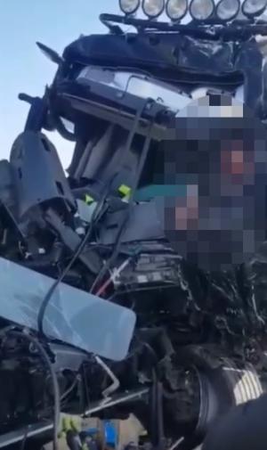 Şofer român de TIR strivit în cabină, ieşit prin parbriz, în Italia, plânge şi se roagă: "Scoteţi-mă, scoteţi-mă!" (video)