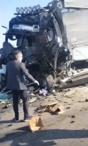 Şofer român de TIR strivit în cabină, ieşit prin parbriz, în Italia, plânge şi se roagă: "Scoteţi-mă, scoteţi-mă!" (video)