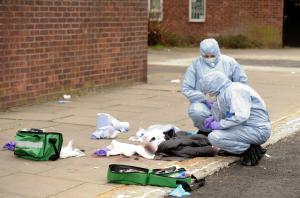 Oameni înjunghiați la Londra. Patru atacuri comise în 12 ore de un cuțitar, căutat de poliție