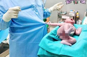 Un bebeluş apucă halatul doctorului şi refuză să îi dea drumul, la câteva momente după naştere