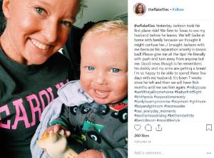 O mămică şi băieţelul ei de 1 an, daţi jos din avion din cauza pielii. "Nu m-am simţit niciodată atât umilită!" (Video)