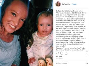 O mămică şi băieţelul ei de 1 an, daţi jos din avion din cauza pielii. "Nu m-am simţit niciodată atât umilită!" (Video)