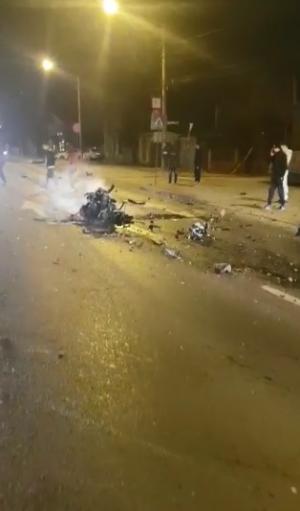 Un motor fierbe pe mijlocul drumului, la zeci de metri de maşină, după un accident la Chitila (video)