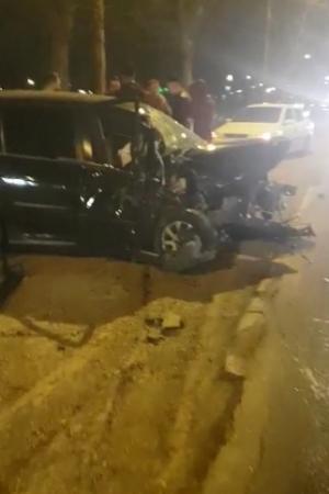 Un motor fierbe pe mijlocul drumului, la zeci de metri de maşină, după un accident la Chitila (video)